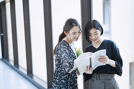 高校二十多岁上半身女大学生校园生活摄影合作keisenjogakuen大学图片