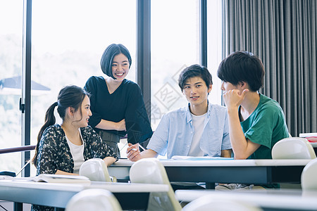 年轻学生图书馆自习交流图片