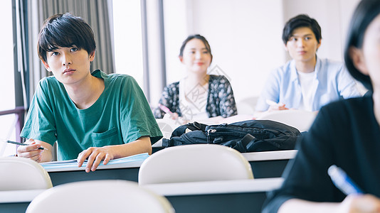 早晨校园青少年生机勃勃一人男大学生学习摄影合作keisenjogakuen大学背景