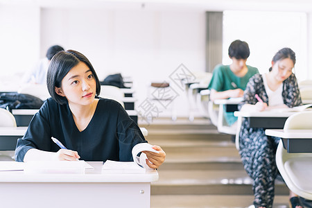 严重的复制空间留白女大学生学习摄影合作keisenjogakuen大学图片