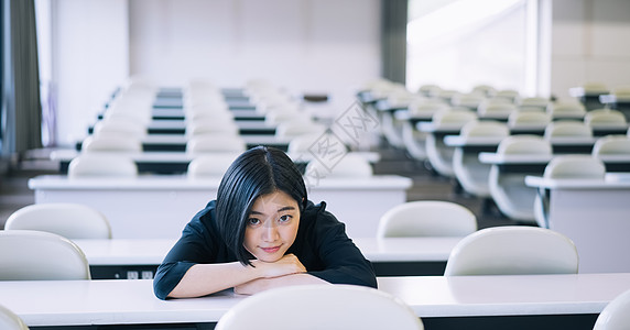 大学教室里的学生图片