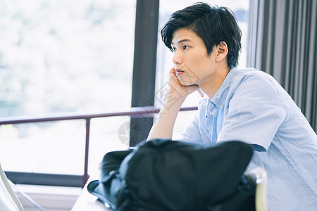 大学课堂里的男大学生图片