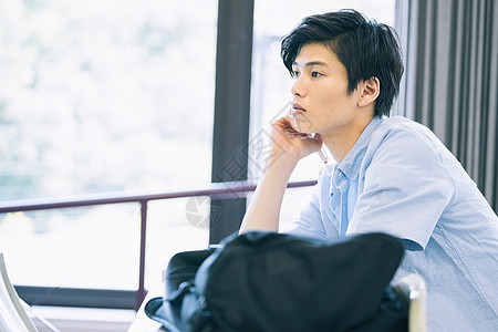 大学课堂里坐着的学生图片