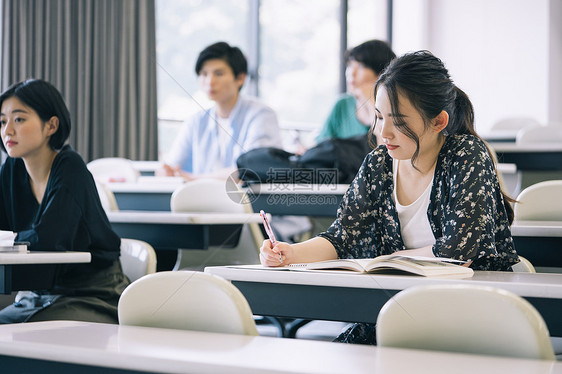 上课的大学生图片