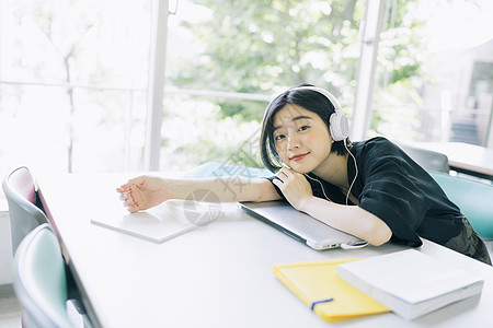 趴在课桌上的女大学生图片