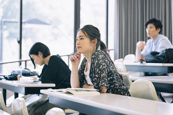 大学课堂上认真听讲的学生图片