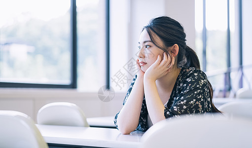 大学教室里的女大学生图片