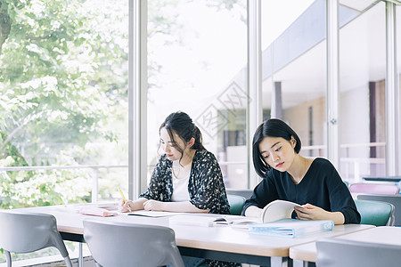 在教室里学习的大学生图片