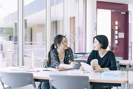 在餐厅里学习的大学生图片