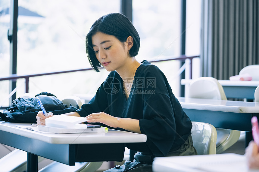 在教室里学习的大学生图片