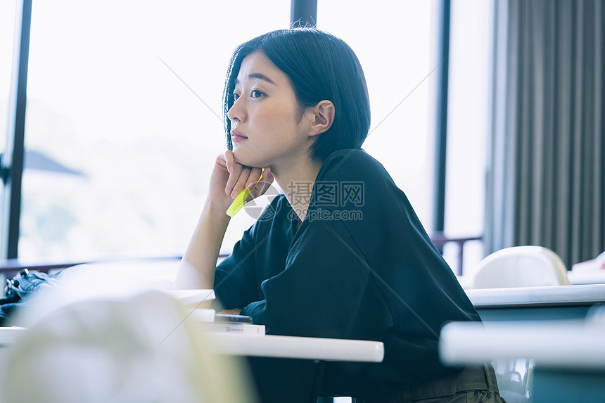 在教室里学习的大学生图片