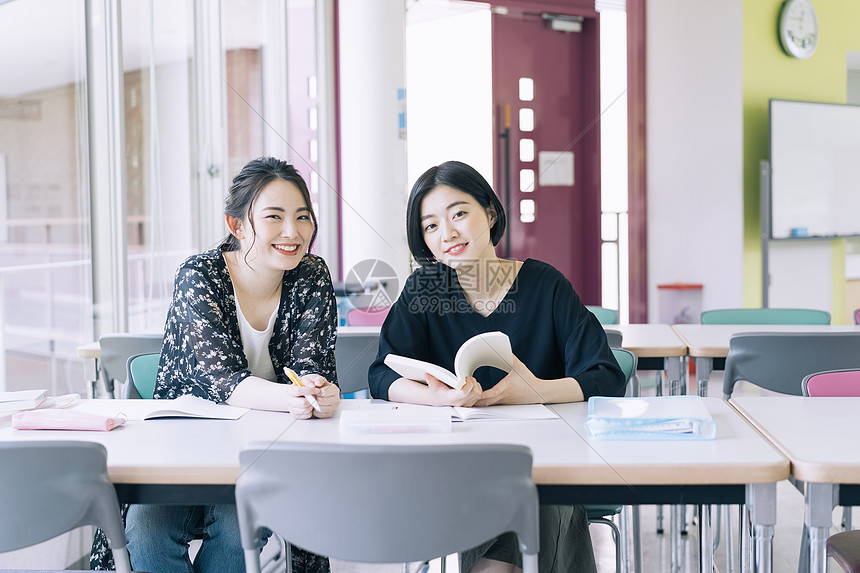 在教室里学习的大学生图片