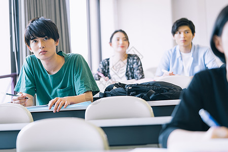 大学课堂上认真听讲的学生图片