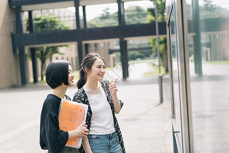 大学校园里的学生们图片