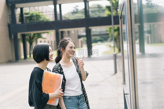 大学校园里的学生们图片