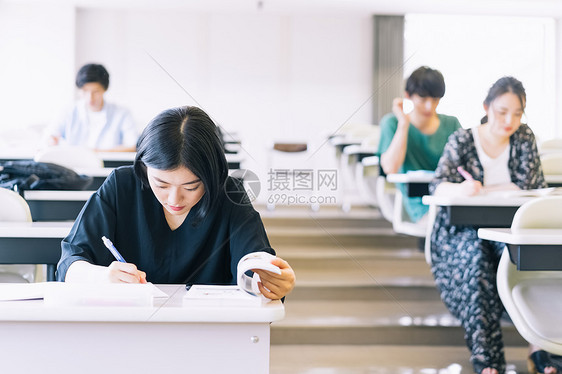 大学课堂上认真学习的学生图片