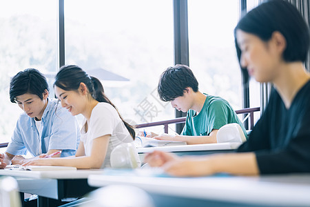 大学课堂上认真学习的学生图片