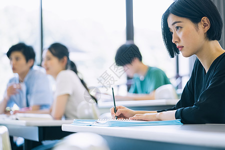 大学课堂上认真学习的学生图片