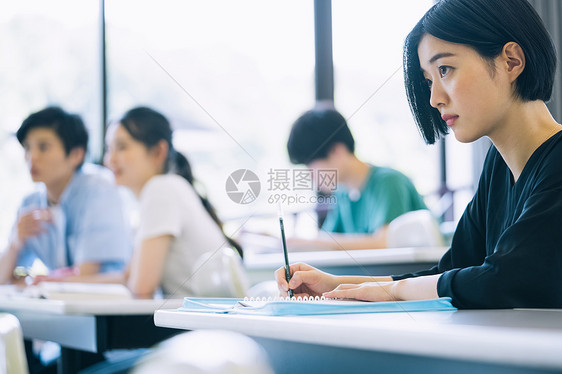 大学课堂上认真学习的学生图片