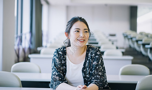 大学教室里的女大学生图片