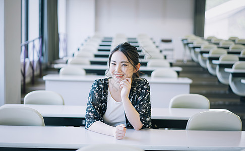 大学教室里的女大学生图片