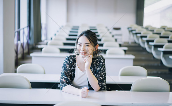 大学教室里的女大学生图片