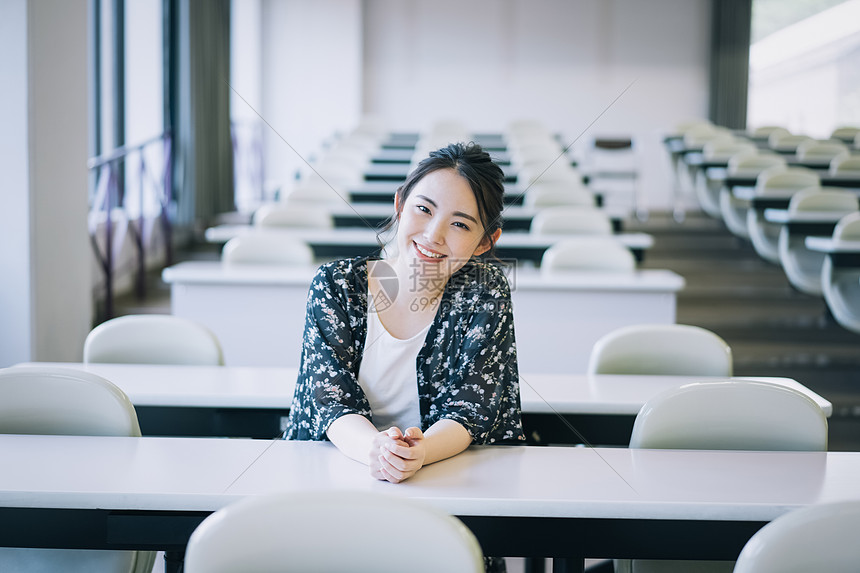 大学教室里的女大学生图片