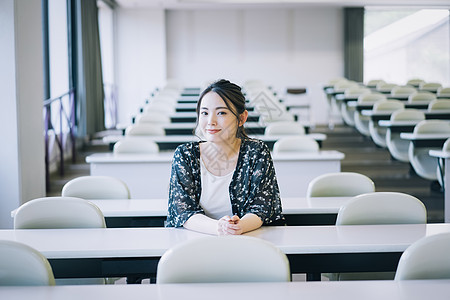 大学教室里的女大学生图片