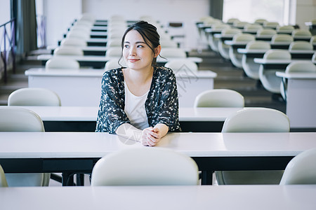 大学教室里的女大学生图片