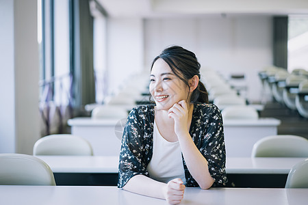 大学教室里的女大学生图片