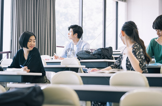 大学教室里的女大学生图片