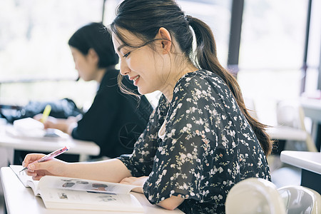 大学课堂上认真学习的学生图片