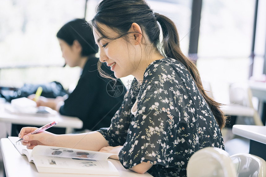 大学课堂上认真学习的学生图片