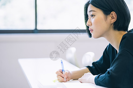 大学课堂上认真学习的学生图片