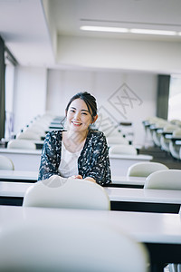 坐在教室里的大学生图片