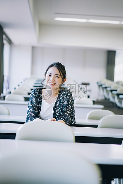 坐在教室里的大学生图片