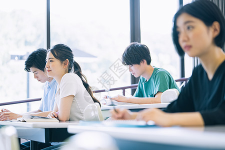 在教室里认真听讲的大学生图片