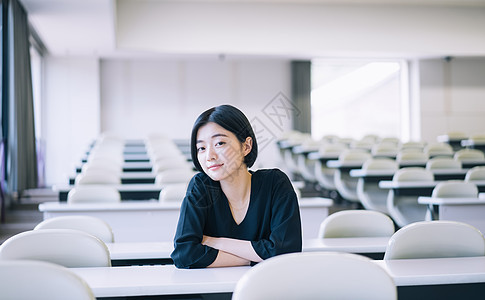 坐在教室里的大学生图片