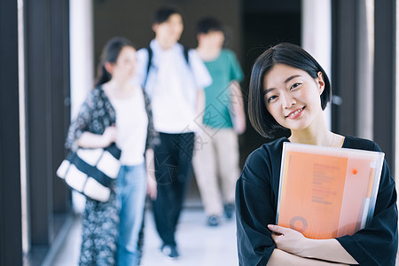 大学校园里的阳光大学生图片