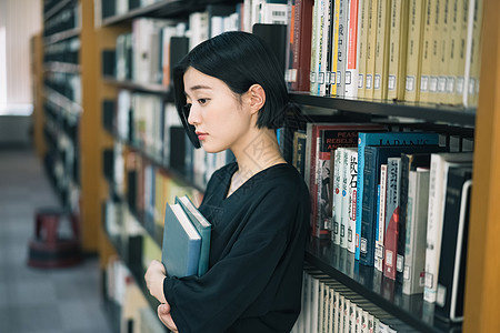 在图书馆阅读的年轻人图片