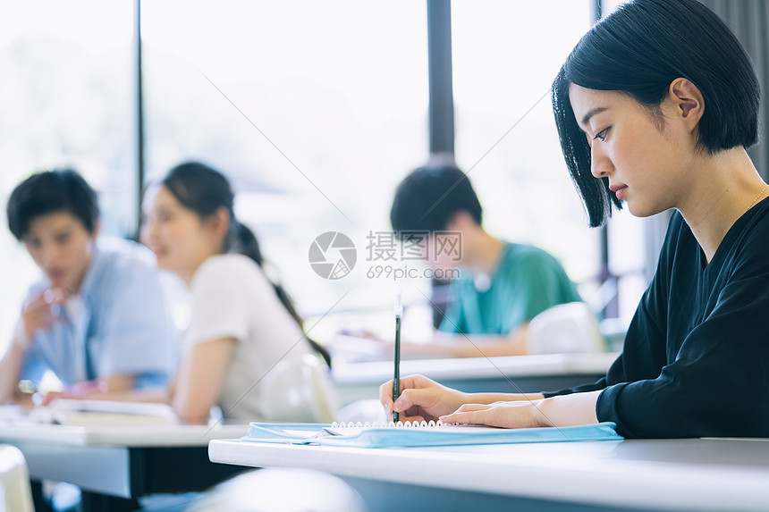 教室里认真听讲的大学生图片