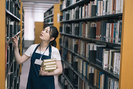 大学女生图书馆归还书图片