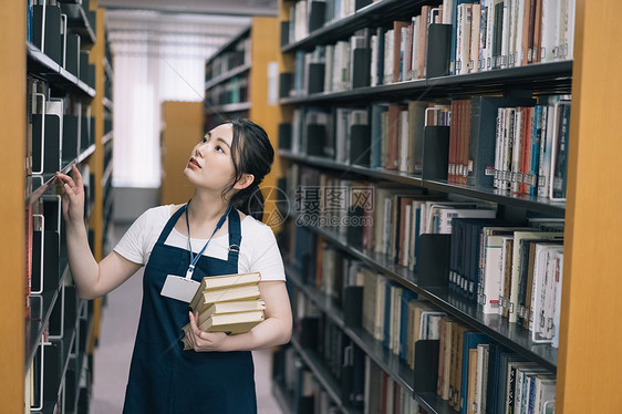 大学女生图书馆归还书图片