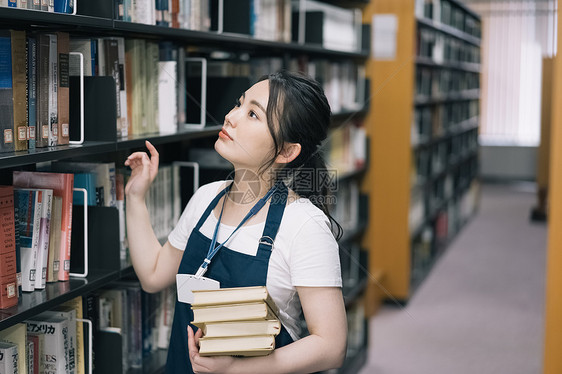 大学女生图书馆归还书图片