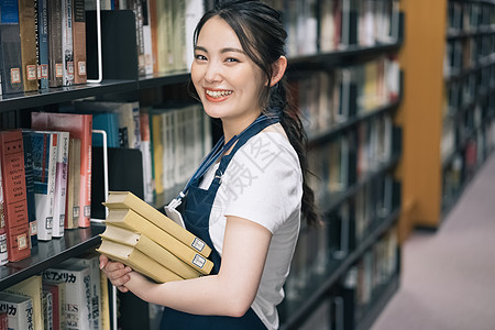 大学女生图书馆归还书图片