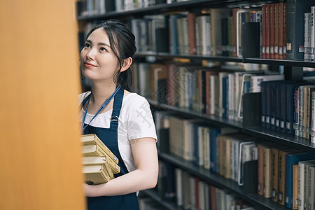 大学女生图书馆归还书图片