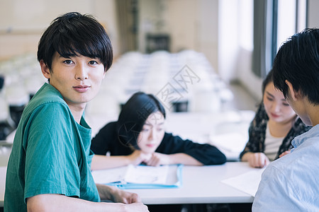 阳光帅气的男大学生图片