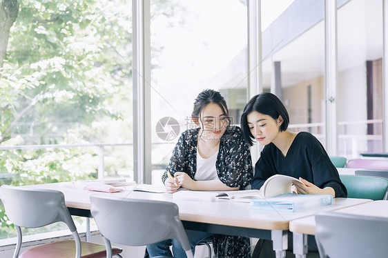 大学校园里的大学生们图片