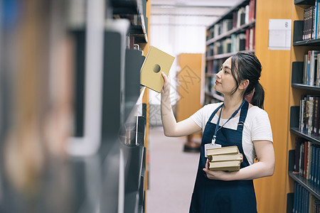 大学女生图书馆归还书图片