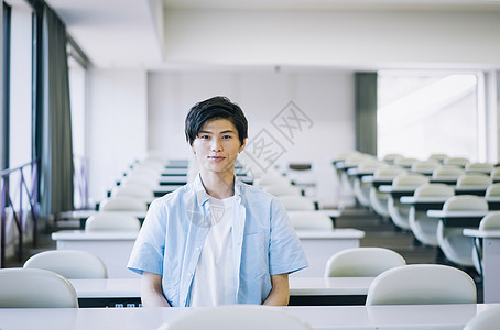 坐在教室里的大学生图片